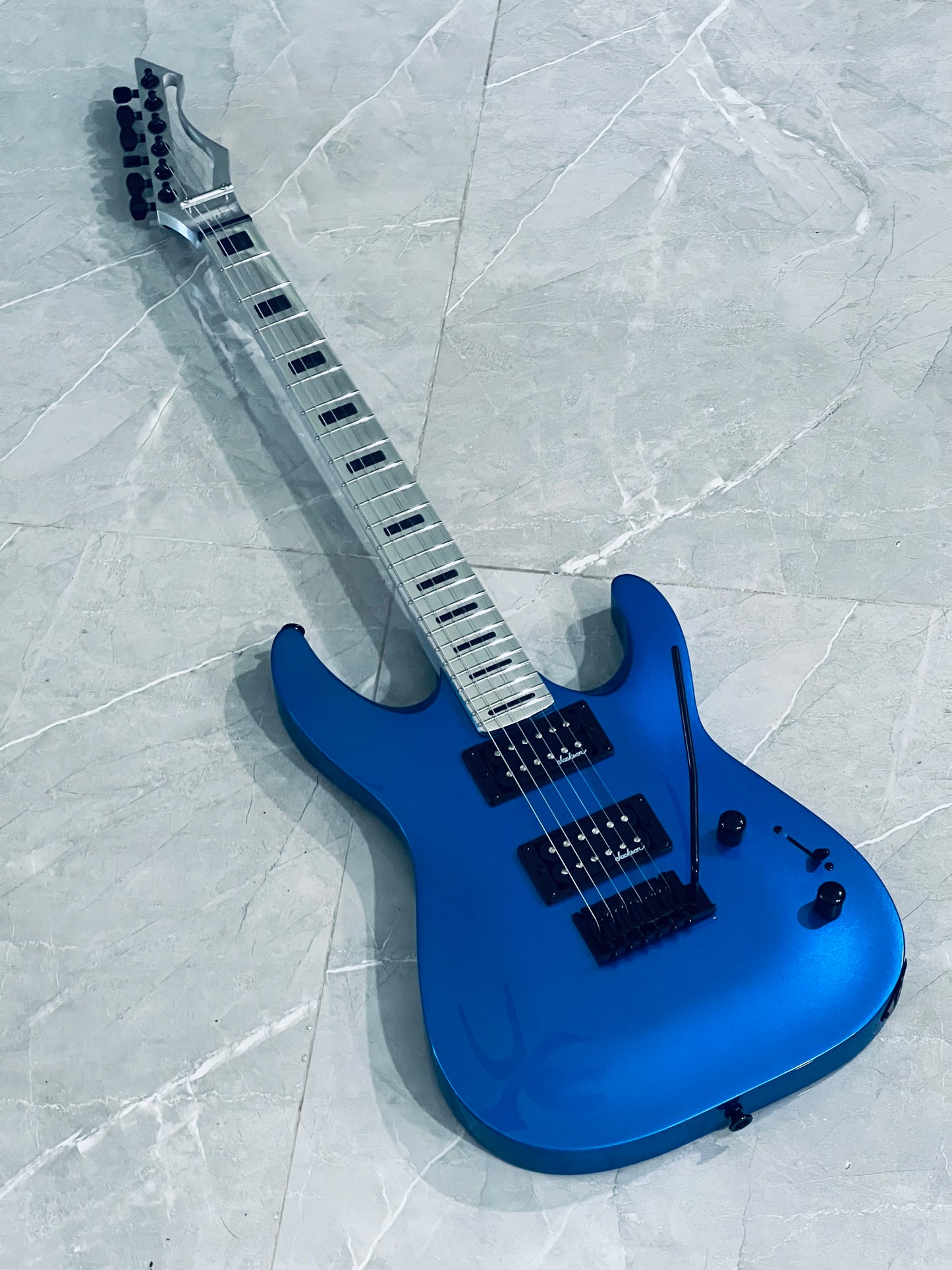 GET IT NOW FOR $700 USD!! IN-STOCK: Jackson Dinky JS22 DKA Arch Top - Metallic Blue