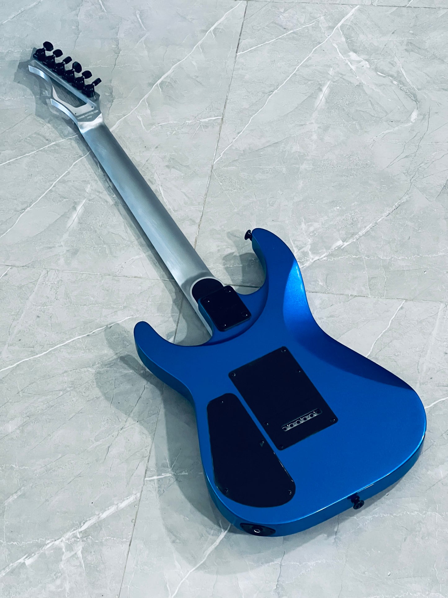 GET IT NOW FOR $700 USD!! IN-STOCK: Jackson Dinky JS22 DKA Arch Top - Metallic Blue